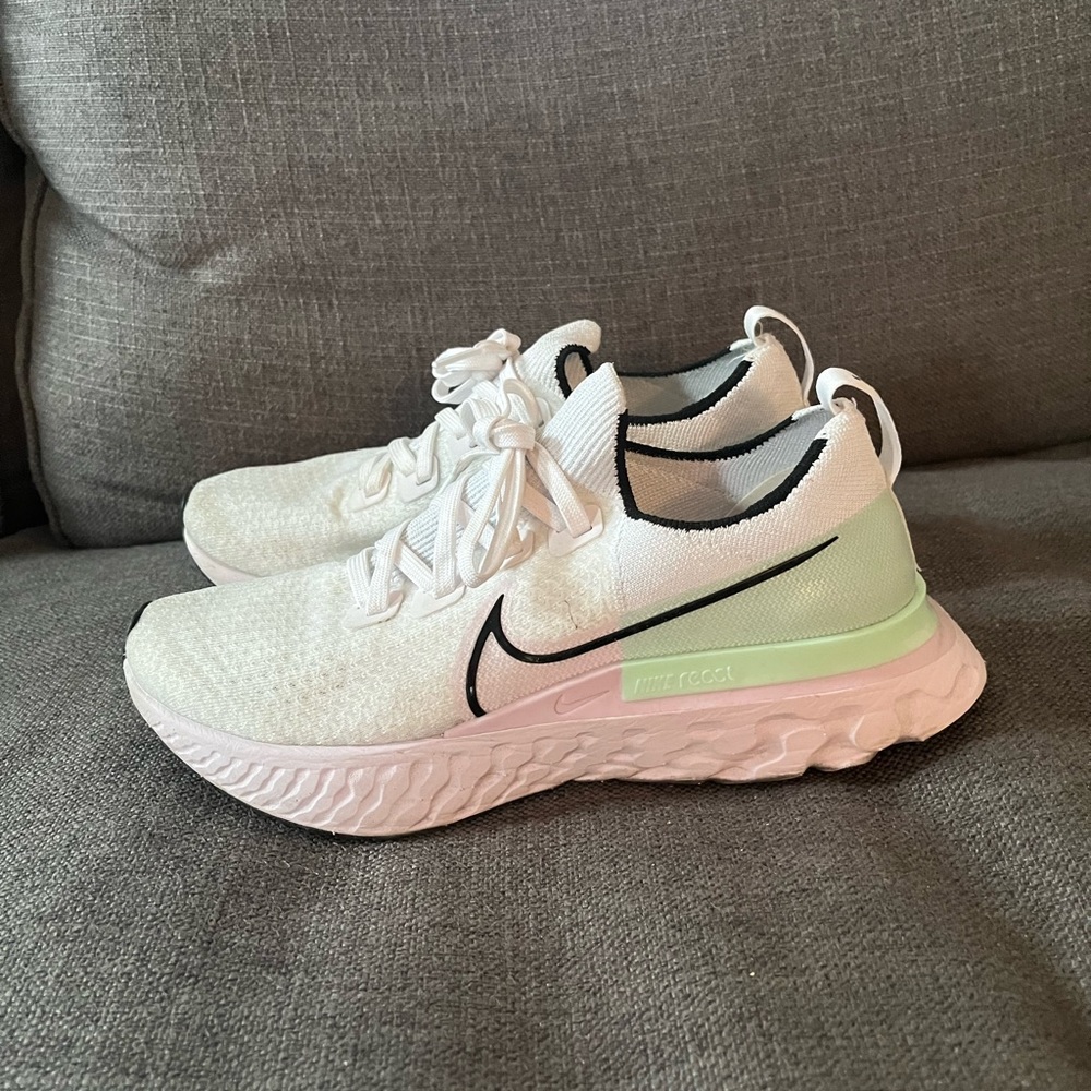 Nike flyknit sneakers - size 9